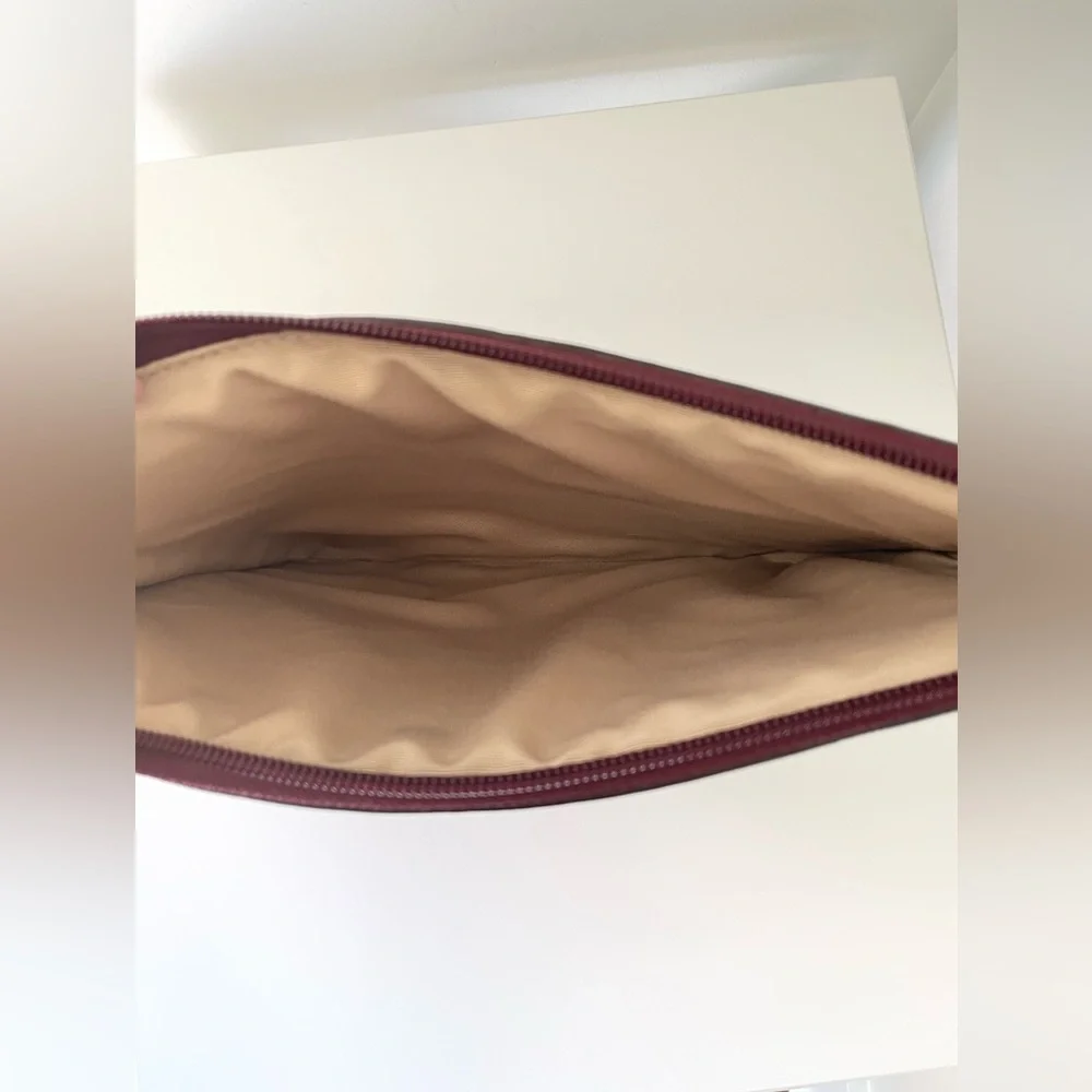 Coach iPad Case Sleeve Signature
Logo tablet iPad sleeve case - Picture 10 of 11